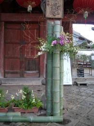 新春花あそび～山門の紅白のしつらえ