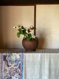 紫陽花と篭花入れ